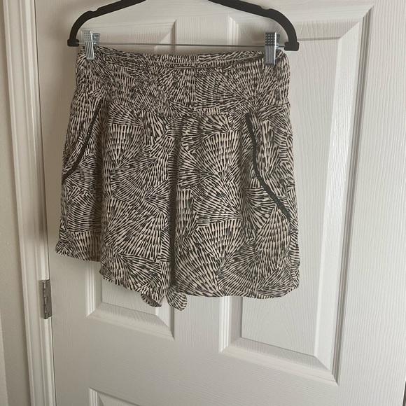 Three Dots Women's Printed Pull On Printed Shorts Beige Size small - Picture 3 of 6